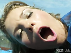 Возбужденная детка играет с собой на лодке