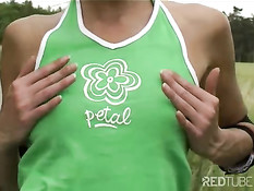 Девушка на роликах мастурбирует на дороге