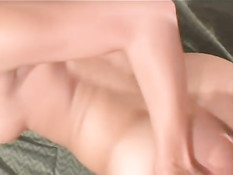 Великолепная чёрная детка с парнем на кровати