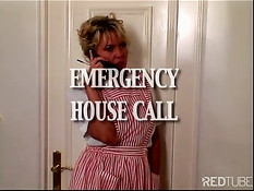 Блондинка работает с членом приятеля в ванной