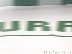 Проигравшая бой девушка получает секс со страпоном