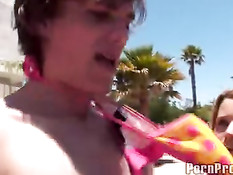 Парень трахает нескольких девушек в бикини