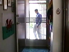 Мужик дрочит в бассейне на улице