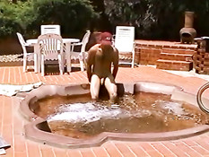 Мужик дрочит в бассейне на улице