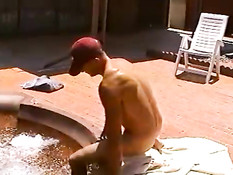 Мужик дрочит в бассейне на улице