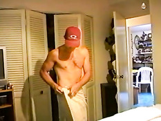 Мужик дрочит в бассейне на улице