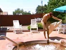 Мужик дрочит в бассейне на улице