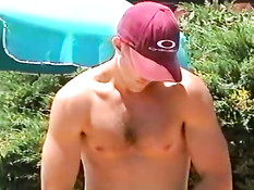 Мужик дрочит в бассейне на улице