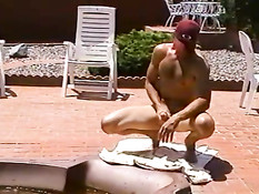 Мужик дрочит в бассейне на улице