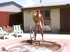 Мужик дрочит в бассейне на улице