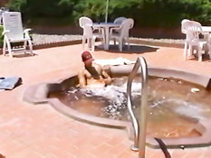 Мужик дрочит в бассейне на улице