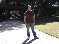 Охранник трахает местного жителя