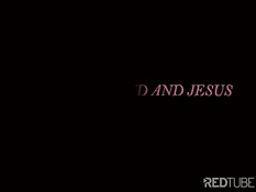 Два молодых парня трахаются на кровати