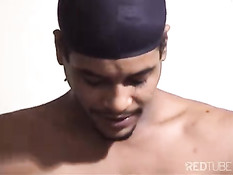 Два молодых парня трахаются на кровати