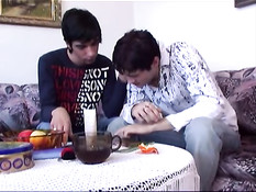 Горячие мальчики ебутся на диване в гостиной