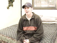 Парень возбуждает своё очко разными игрушками