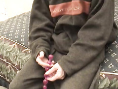 Парень возбуждает своё очко разными игрушками