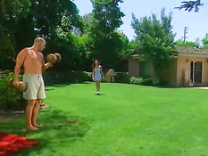 Два мокрые шлюхи долго трахались с лысым мужиком