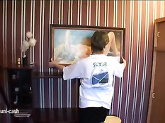 Взрослая женщина обучает молодого парня сексу