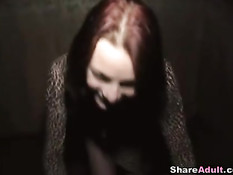 Горячая рыжая девица в чёрных чулках