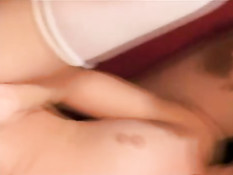 Две девушки испытывают на себе большой член