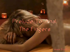 Её задница получает от мужика нежные ласки