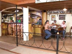 Грубый секс с использованием больших игрушек