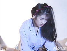 Сексуальная японка ласкает своего парня