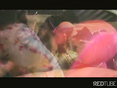 Межрасовый секс в баре с двумя девчонками