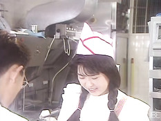 Смазливая японская девушка трахается с парнем дома