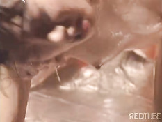 Секс с молодой и вымазанной маслом японской девкой