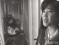 Секс с молодой и вымазанной маслом японской девкой