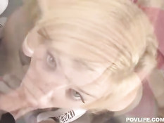 Молоденькая Энн ласкает член язычком и сосками