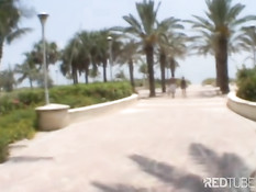 Молодая симпатяжка сосёт член летним днём