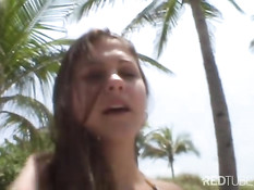 Молодая симпатяжка сосёт член летним днём