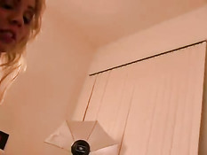 Девушка-любительница сосёт член приятелю