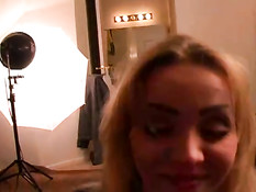 Девушка-любительница сосёт член приятелю