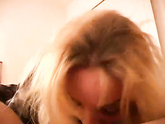 Девушка-любительница сосёт член приятелю