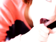 Она знает, как нужно сосать возбуждённый член