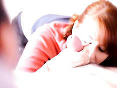 Она знает, как нужно сосать возбуждённый член