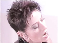 Сильвия Сайнт устроилась на работу ночной медсестрой