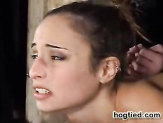 Беспомощную связанную женщину доводят до оргазма