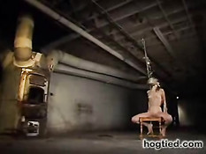 Беспомощную связанную женщину доводят до оргазма