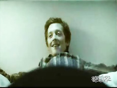 Женщина раздевается перед привязанным к кровати парнем