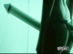 Женщина раздевается перед привязанным к кровати парнем