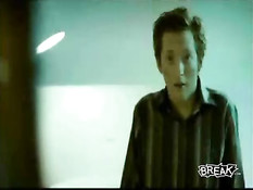 Женщина раздевается перед привязанным к кровати парнем