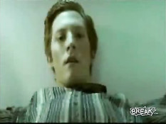 Женщина раздевается перед привязанным к кровати парнем