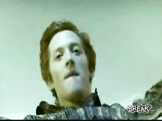 Женщина раздевается перед привязанным к кровати парнем