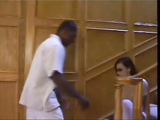 Белая малышка трахается на улице с чёрным парнем