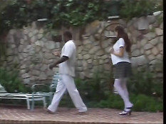 Белая малышка трахается на улице с чёрным парнем